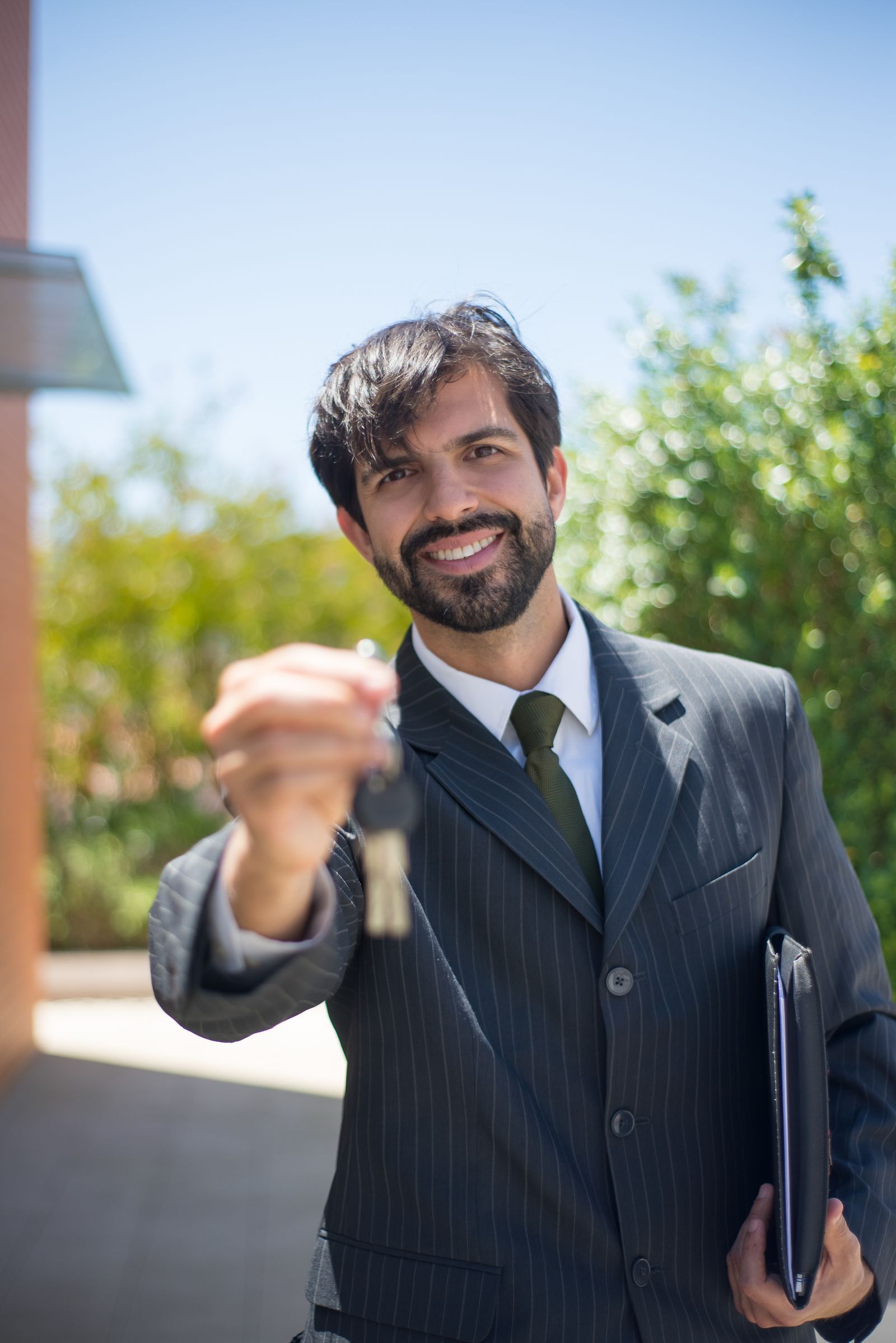 TANTREX real estate specialist handing over property keys